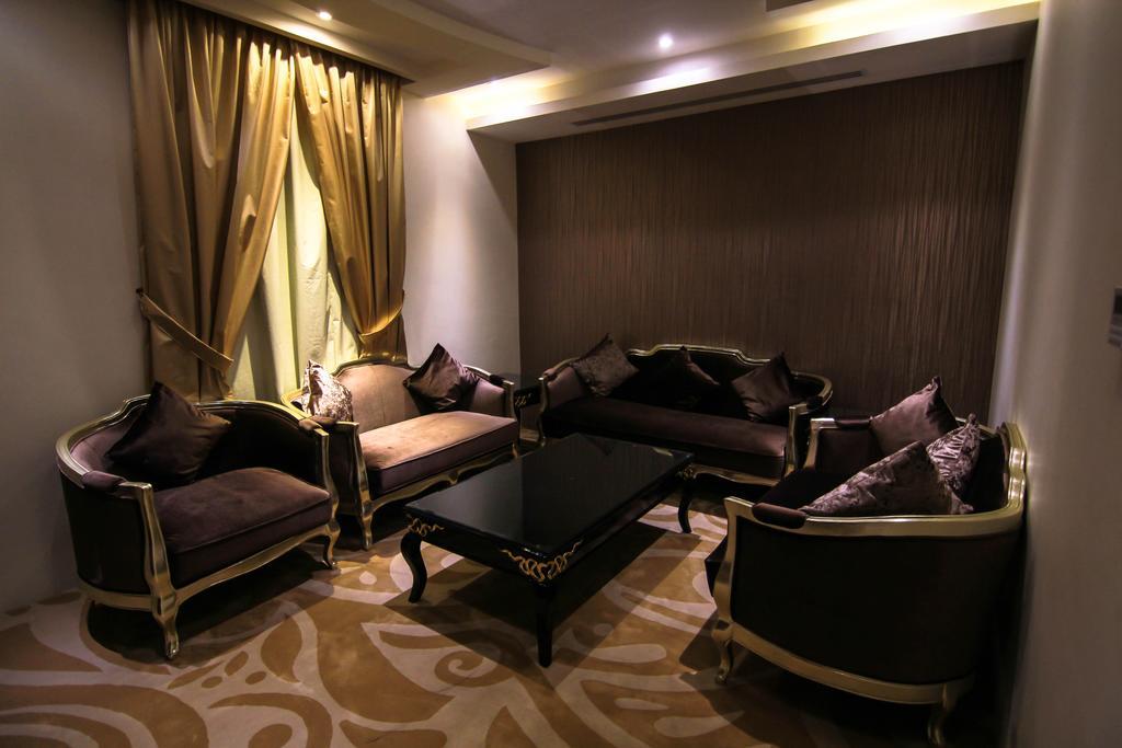 Rest Night Serviced Apartments- Alhamra Riyadh Room photo A living room in a hotel